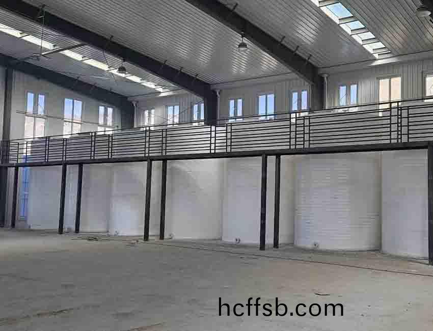 安(an)裝儲(chǔ)鑵現(xiàn)(xian)場(chǎng)(chang)